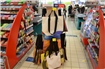 Sacoșe Remesh din material publicitar reciclat, disponibile în toate hipermarketurile Carrefour din București, prin campania „Shop cu dublu scop” al Ateliere Fără Frontiere