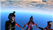 Zeci de parașutiste, același cer – „Girls Can Fly!” celebrează excelența feminină în skydiving